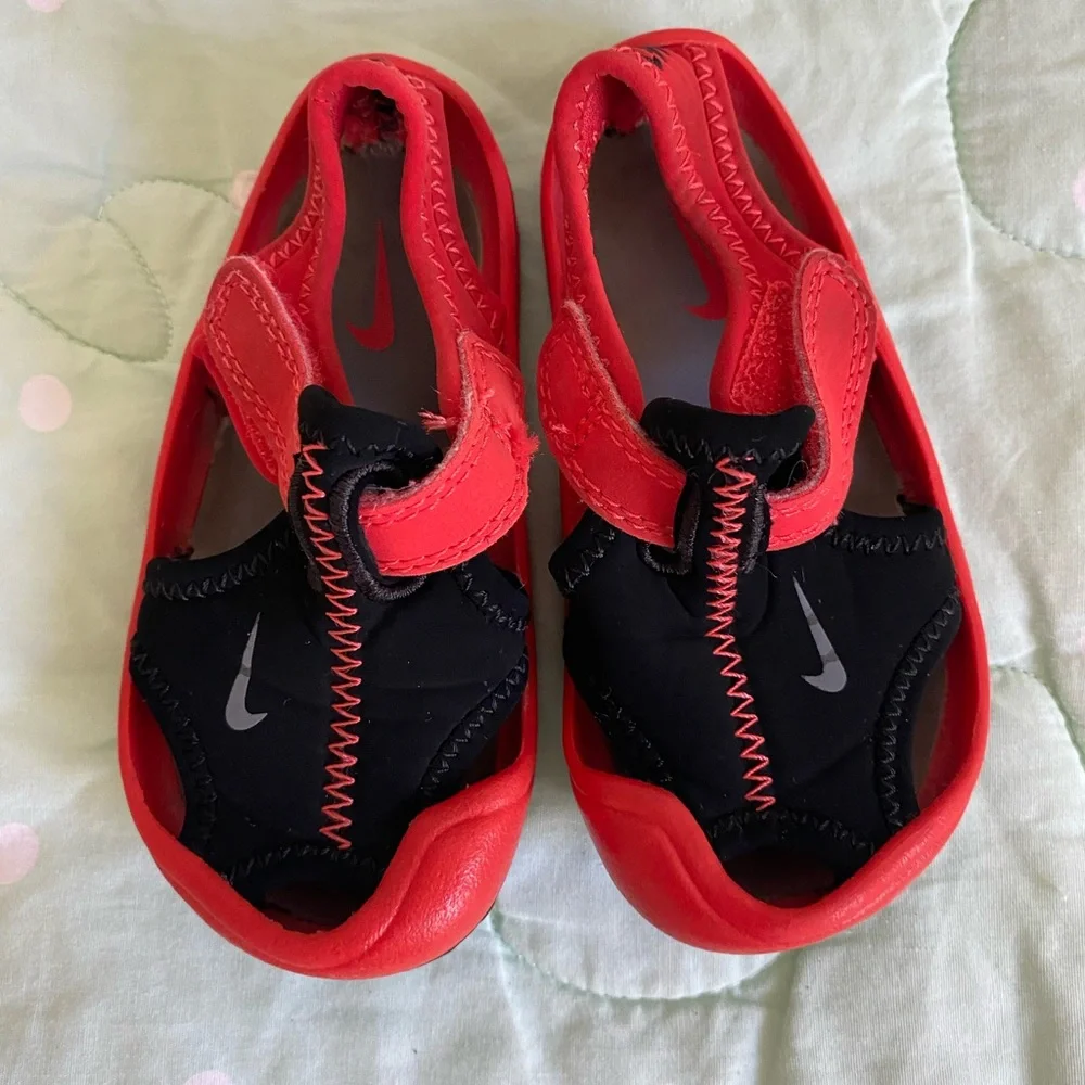 Nike Sunray Protect Black and Red Sandals Baby size 5